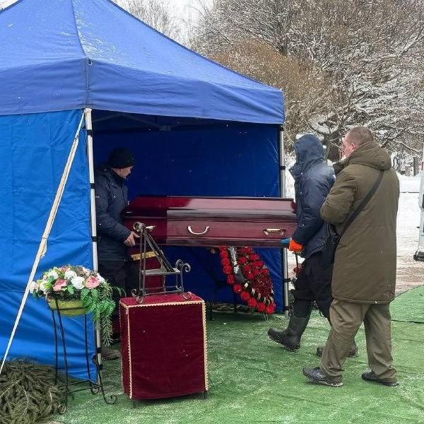 Мама легла на гроб, папа целует и гладит сына по голове: безутешные родители навсегда прощаются с Пашей Тифитулиным
