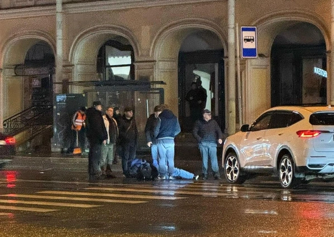 Момент наезда автомобиля на женщину у Апрашки попал на видео | Источник: ДТП и ЧП | Санкт-Петербург