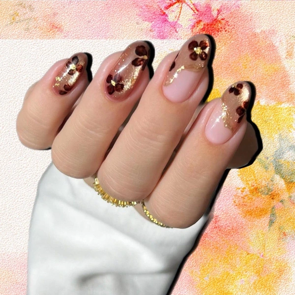Блестящий френч с золотом — стильный дизайн ногтей на осень 2025 | Источник: theGirl