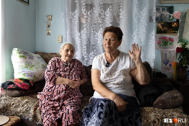 Во время пандемии долгожительница очень тяжело переболела коронавирусом. Она лежала под ИВЛ, но врачи и близкие выходили ее | Источник: Валерия Еленина / E1.RU