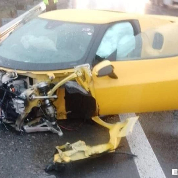 Ferrari серьезно поврежден, но водитель не пострадал | Источник: читатель E1.RU