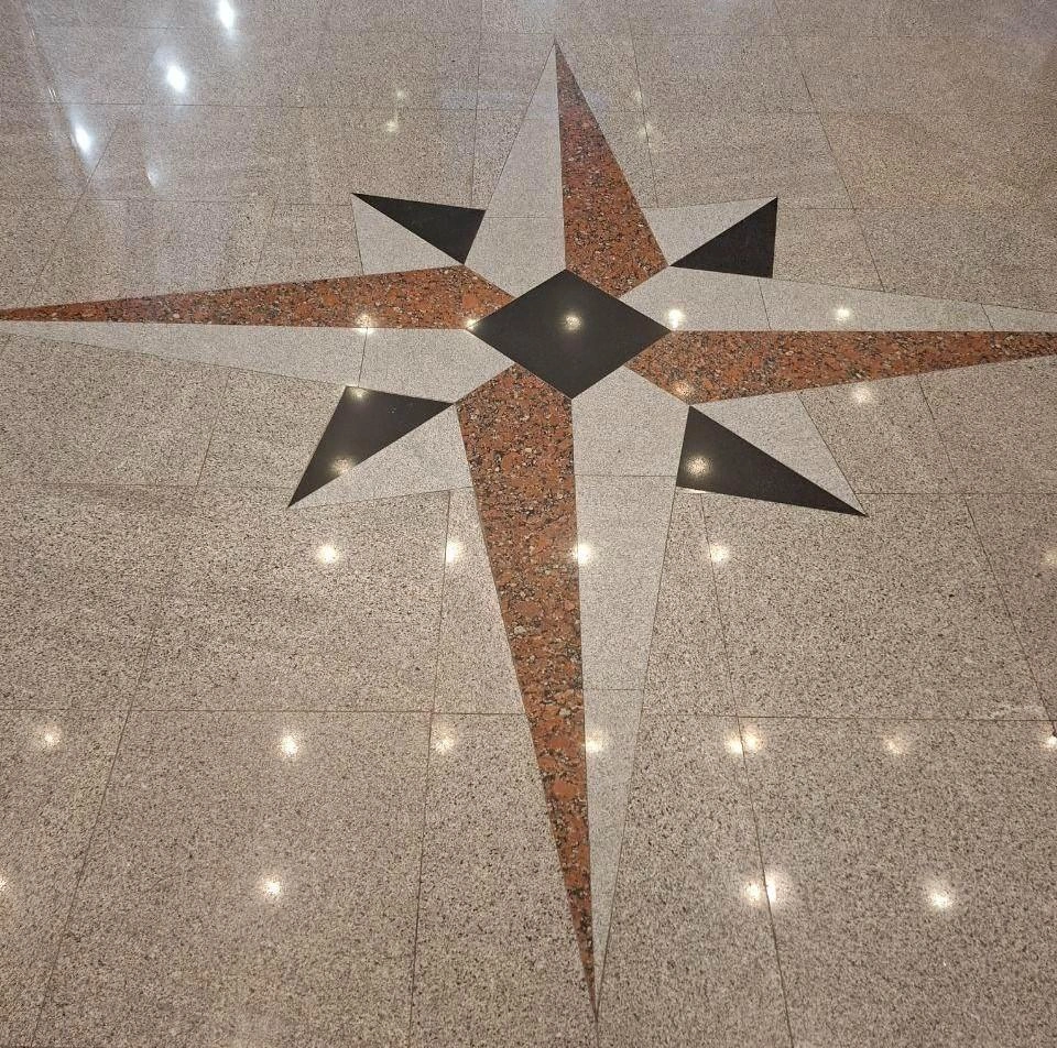 В здании самого областного суда также отыскали восьмиконечную звезду | Источник: читатель E1.RU