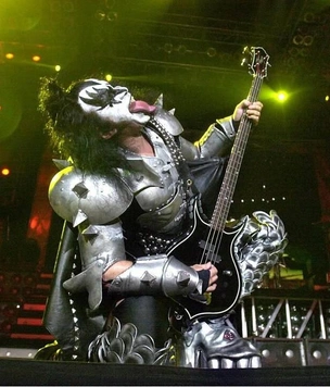 Джин Симмонс из Kiss попал в аварию