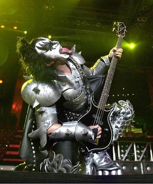 Джин Симмонс из Kiss попал в аварию