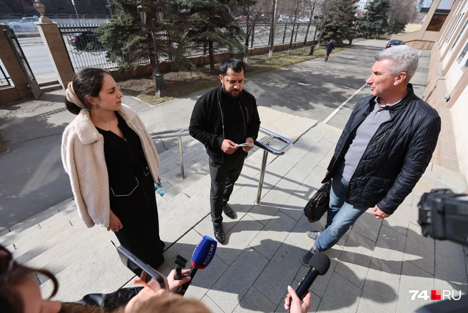 Мать, отец и адвокат (слева направо) подсудимого говорят, что парня избивают | Источник: Наталья Лапцевич