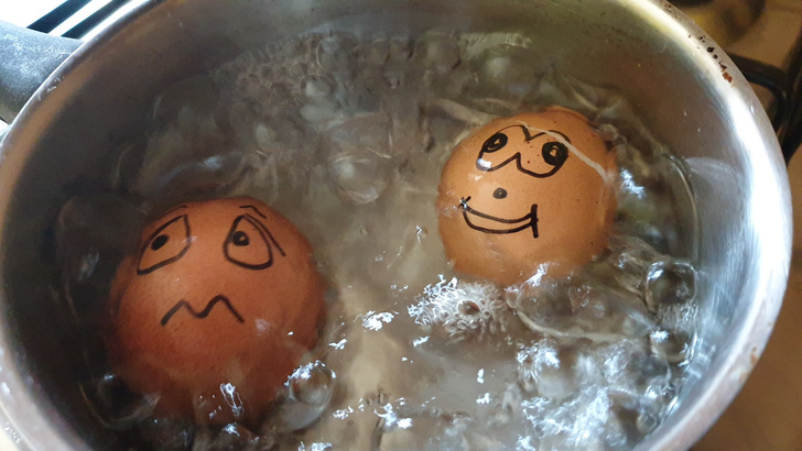 Лайфхак: как быстро почистить горячее яйцо (видео)