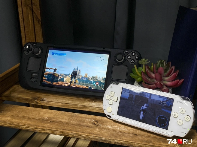Сравнение размеров со старенькой PSP. На обеих консолях, кстати, открыт Assassin's Creed, только на Steam Deck&nbsp;— Unity, а на PSP&nbsp;— Bloodlines | Источник: Виталий Гущинский