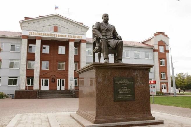 Памятник Петру Столыпину у сельскохозяйственной академии | Источник: Дмитрий Сильнов / 173. RU