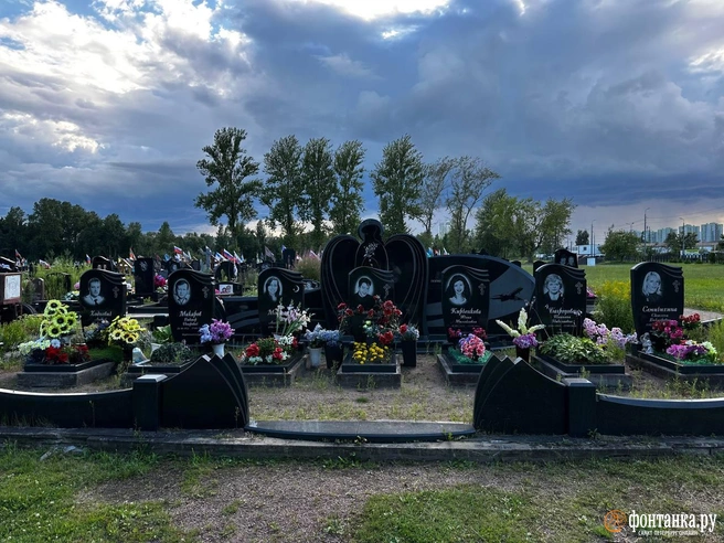 Семь членов экипажа покоятся в братской могиле на кладбище Памяти жертв 9-го января в Петербурге. Пилот-стажер Андрей Ходневич, бортмеханик Виктор Макаров, бортпроводник Лилия Мармышева, бортпроводник Алексей Шапошников, бортпроводник Юлия Кирченкова, старший бортпроводник Татьяна Багрецова, бортпроводник Светлана Семичихина | Источник: Константин Митягин / «Фонтанка.ру»