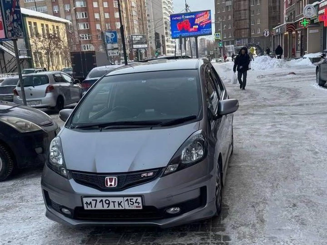 Тротуар с брусчаткой, предназначенный для пешеходов, водитель использовал для парковки. | Источник: читательница Любовь