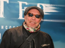 Сукачев вступился за Пугачеву: «Колоссальная беда, что такие люди оказываются за границей. И мы их клюем»