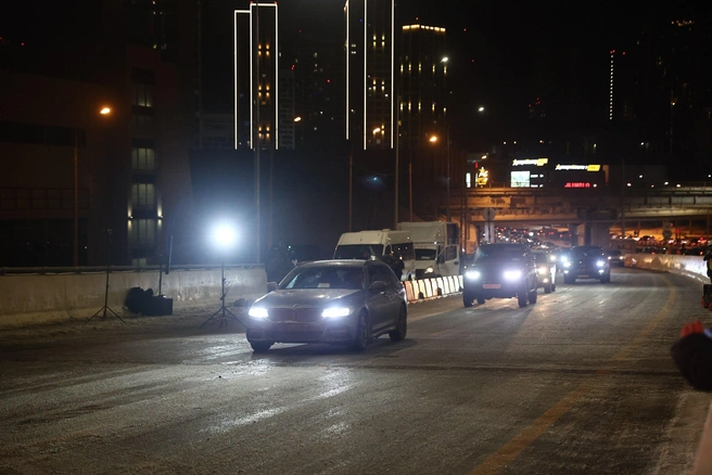 Автомобилисты специально стояли в пробке, чтобы проехать по мосту в числе первых | Источник: Александр Ощепков / NGS.RU