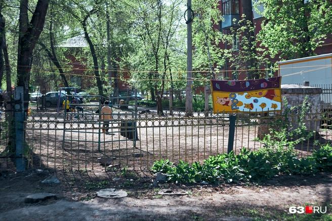 Немного мест осталось в городе, где вот так на улице сушат выстиранное белье | Источник: Роман Данилкин / 63.RU
