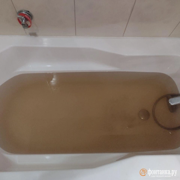 Петербуржцы принимают «чайную» эстафету. В доме на Садовой третий месяц течет ржавая вода | Источник: читатель «Фонтанки»
