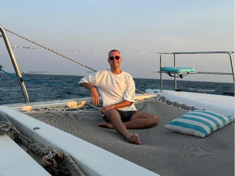 Мужик с того самого фото: дизайнер неожиданно для себя стал мемом и запустил флешмоб, который подхватили даже звёзды