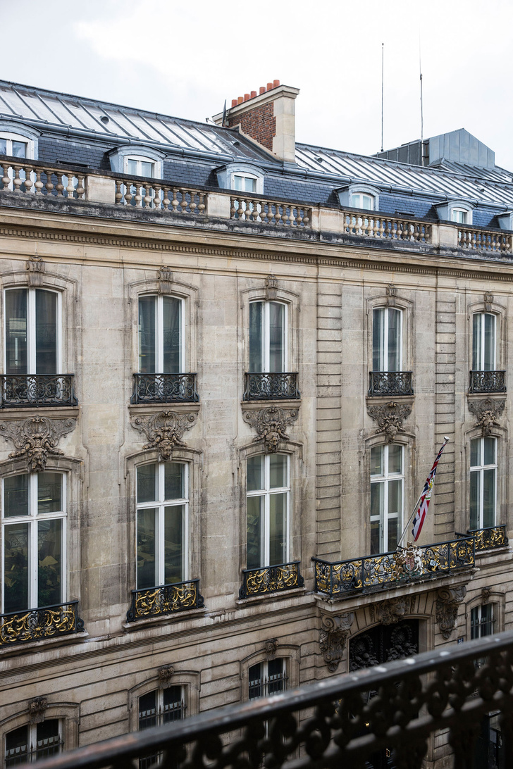 Нетипичная парижская квартира в черно-белой гамме