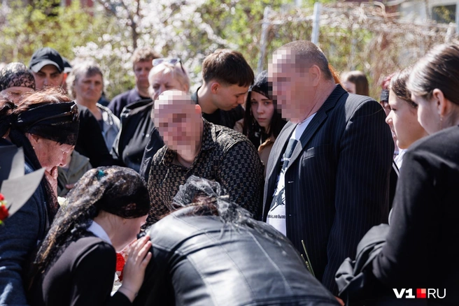 На фото — отец Михаил и дедушка Юрий на похоронах Виктории Свердловой | Источник: Алексей Волхонский / V1.RU