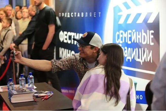 «Здесь не умеют встречать гостей»: Никита Кологривый снова ввязался в скандал, сорвав встречу с поклонниками