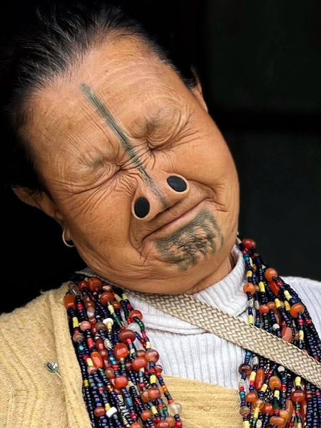 Последние женщины с пробками в носу: зачем индийское племя апатани отказалось от традиций предков?