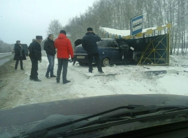В Старожиловском районе «двенадцатая» въехала в остановку | ya62.ru