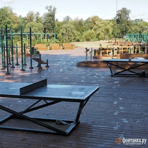 На берегу появились теннисные столы | Источник: Михаил Огнев / FONTANKA.RU