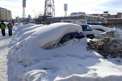 Автомобили на Каменской ушли под снег и мешают уборке