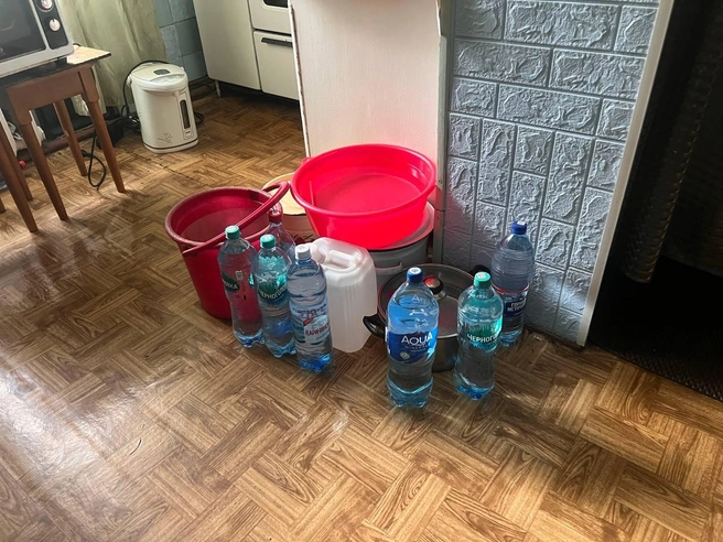 А так запасает воду соседка женщин Лилия. В бутылках питьевая вода, в ведрах — техническая | Источник: Анна Скок / NGS.ru