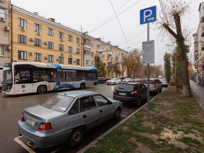 Не исключено, что здесь нарушения парковки будут фиксировать с помощью камер | Источник: Алексей Волхонский / V1.RU