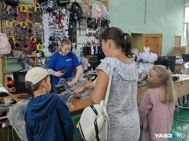 Сезон школьных ярмарок в Рязани в самом разгаре — даже в дождливый день люди пришли за покупками | Источник: Кристина Мельникова