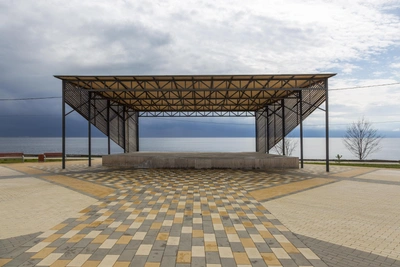 Фотограф запечатлел роскошь и разруху старинного городка