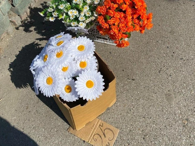 Цветы по одиночке на кладбище сейчас уже не покупают, предпочитая букеты | Источник: Ирина Господаренко / NGS22.RU