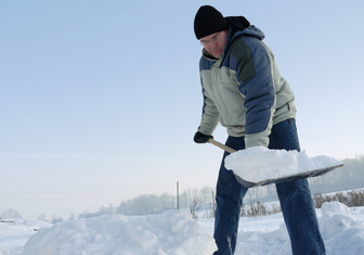 Упадете с лопатой в руках: 10 случаев, когда уборка снега доводит до инфаркта