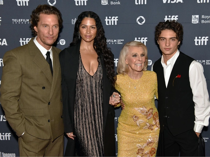 Мэттью Макконахи, Камила Алвес Макконахи, мать Мэттью Мэри и Леви Алвес Макконахи