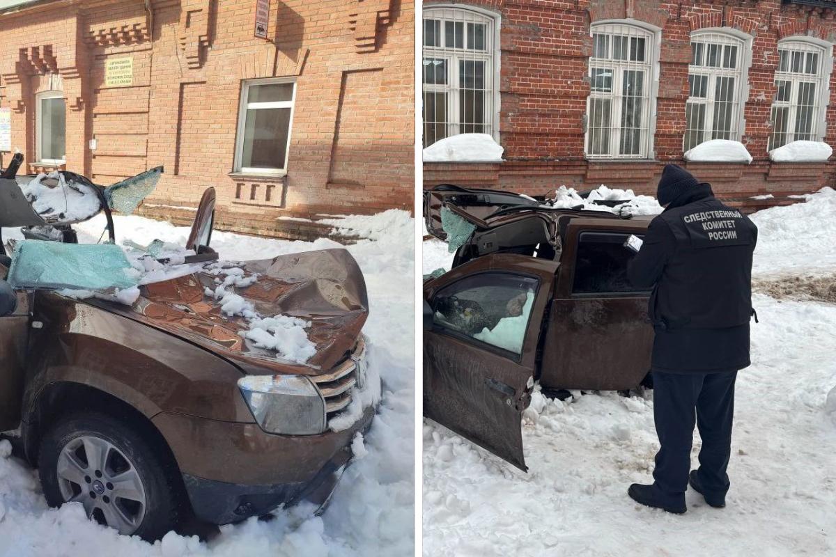 В Соликамске на машину с водителем внутри с ТЦ рухнул снег со льдом — крышу авто практически уничтожило