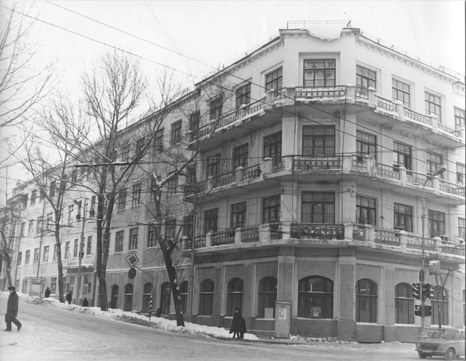 Л. Толстого, 23 / Куйбышева, 133. По некоторым источникам раньше на этом месте был одноэтажный доходный дом купца Константинова. Позже здание якобы надстроили. В разные годы здесь были корпус Мединститута, общежитие, Куйбышевский краевой учебный комбинат электросвязи, электротехнический институт и наконец Поволжский государственный университет телекоммуникаций и информатики | Источник: фотофонд Самарского областного государственного архива социально-политической истории