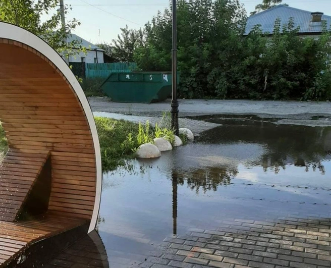 Вода разлилась по плитке из-за поломанного короба автополива | Источник: Артем Воробьев. Орск \ T.me