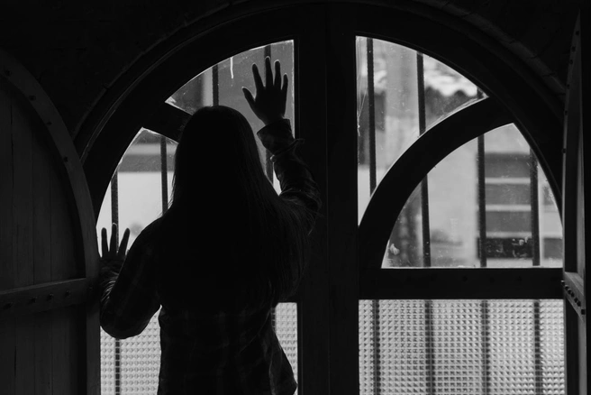 18-летнюю девушку похитила её собственная мать. В полиции выяснили, зачем | Источник: santypan / iStock