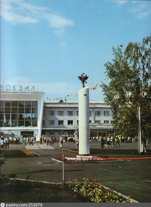 На месте шара раньше была такая колонна. Затем ее перенесли к Тобольским воротам | Источник: Pastvu.com