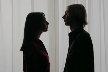 «Не могу решиться на первый секс со своим парнем, даже разговоры и сцены в кино вызывают смущение»