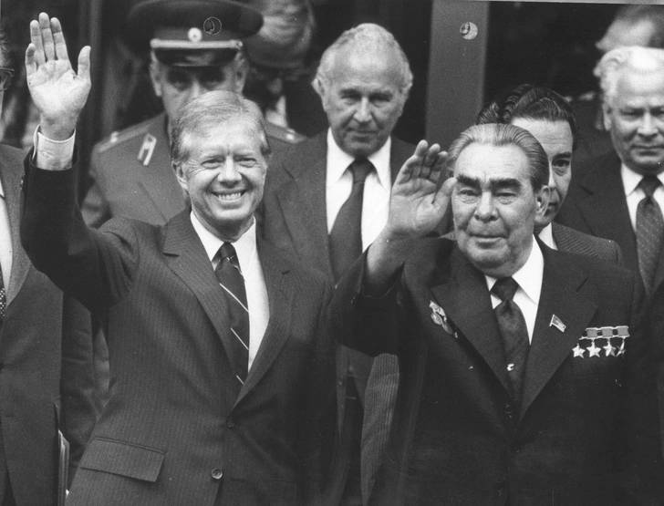 В 1979 году Картер и Брежнев подписали договор об ограничении стратегических наступательных вооружений — ОСВ-2