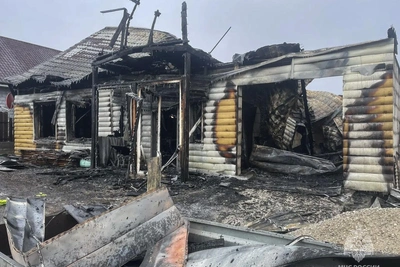 Замыкание проводки вызвало пожар в доме с гаражом в Хакасии