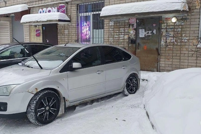 Екатеринбуржцы спорят о парковке у подъездов