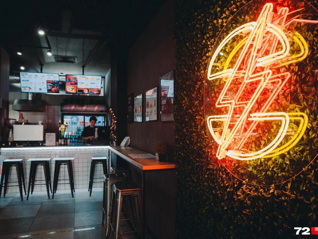 Владислав Джурович продал сеть Tesla Burger операционному директору Марине. | Источник: Ирина Шарова / 72.RU