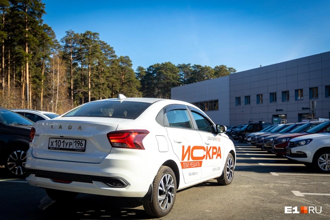 Люк бензобака почему-то в два раза больше, чем обычно. Такое дизайнерское решение | Источник: Владислав Лоншаков / E1.RU