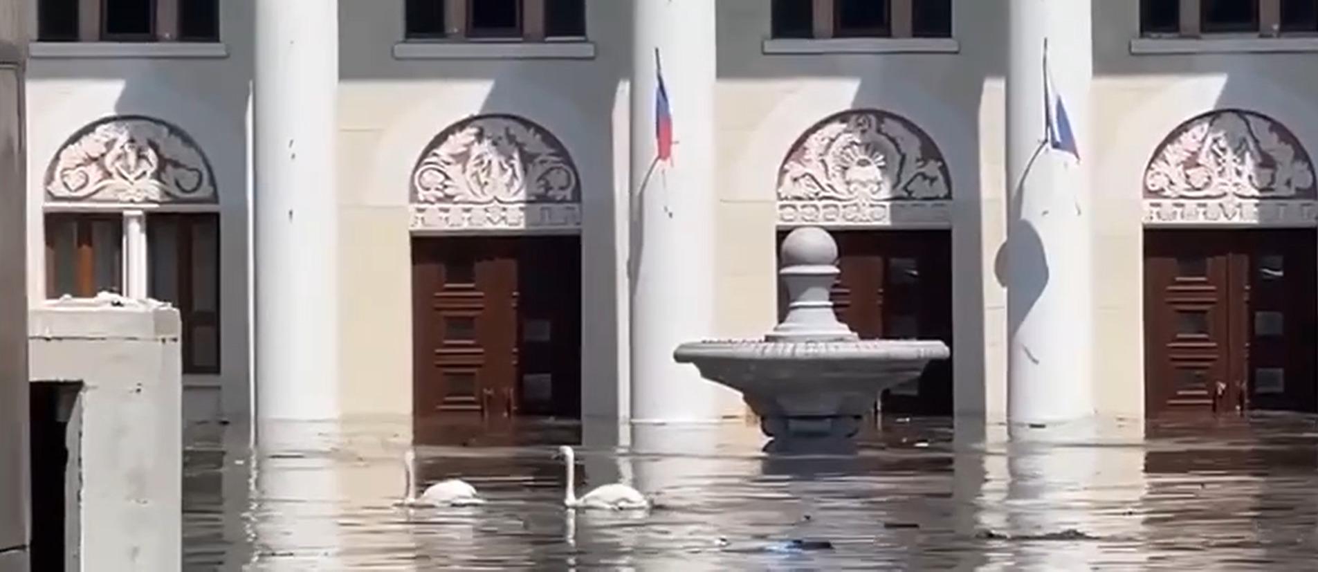 Новая Каховка уходит под воду у всех на глазах: фото и видео очевидцев