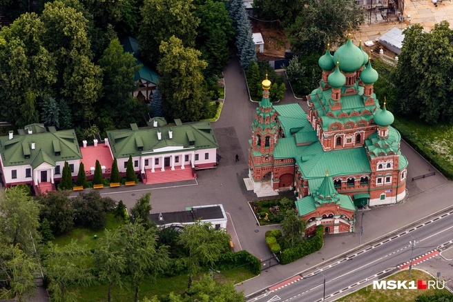 Прямо под башней купола Храма Живоначальной Троицы в Останкине | Источник: Артем Устюжанин / MSK1.RU