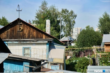 Большинство съезжать из своих домов не хотят и готовы бороться за землю | Источник: Александр Ощепков / NGS.RU