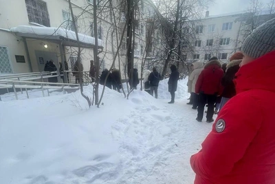 Екатеринбуржцы стоят в очередях к приставам на холоде