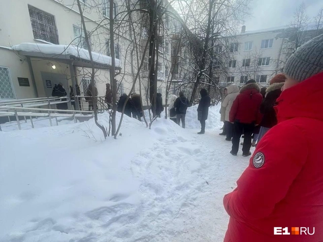 Екатеринбуржцев заставили часами стоять на морозе | Источник: читатель E1.RU