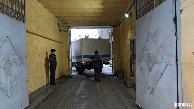 Арестованным за шествие в поддержку Навального оказали спецприем в морозных автозаках. В камеры на Захарьевской они уже не помещаются | Источник: Павел Каравашкин/«Фонтанка.ру»